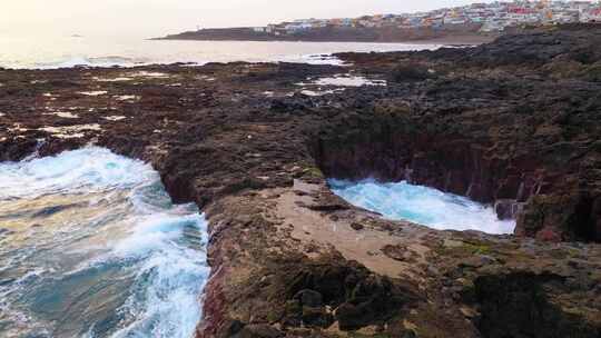 海水充满了岩石空中的天然水池