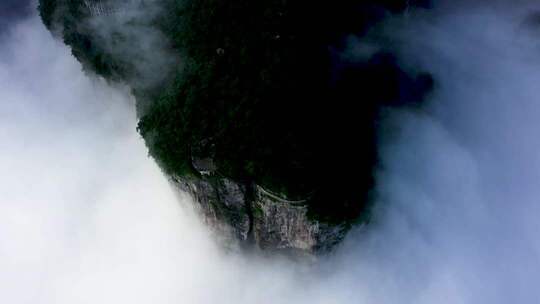 云雾缭绕的山脉