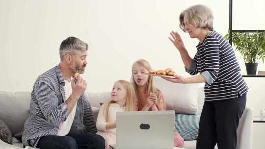 祖父母和孙子孙女吃零食