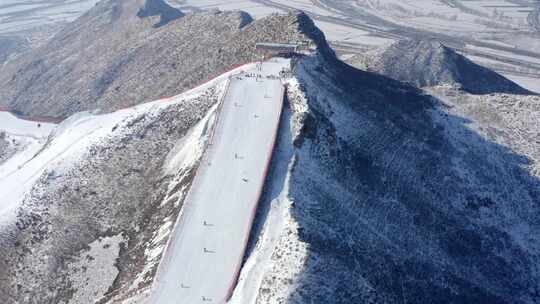 内蒙古呼和浩特马鬃山滑雪场缆车雪景航拍