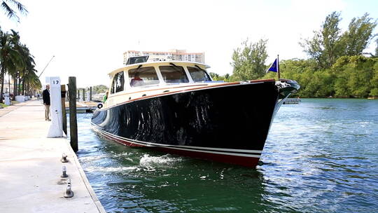 美国迈阿密城河道上的游艇(1)