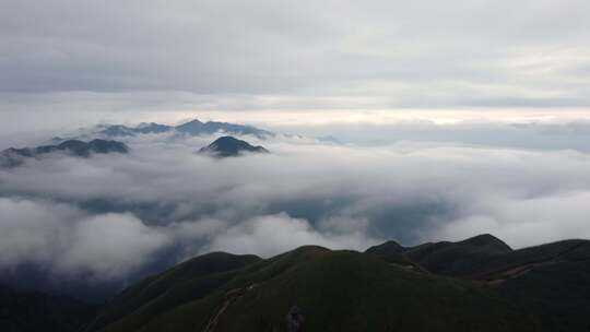 江西萍乡武功山山间草地云海景观航拍