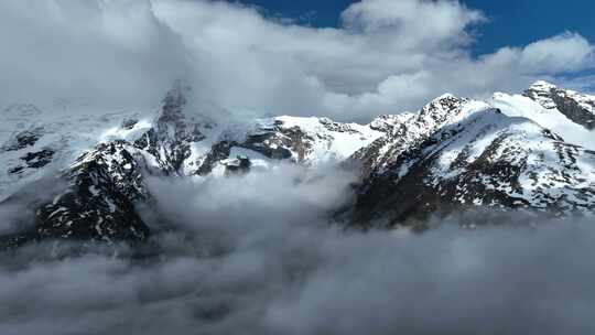 清晨西藏念青唐古拉山脉云雾缭乱雪山景观