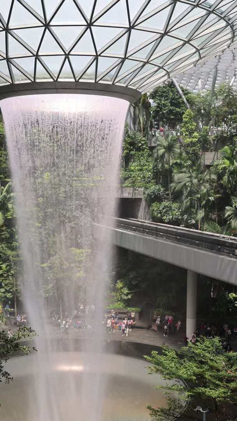 新加坡樟宜机场瀑布与网红小火车