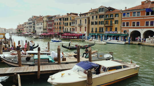 威尼斯大运河上的轮渡