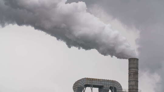 滚滚浓烟从工厂烟囱冒出大气污染题材