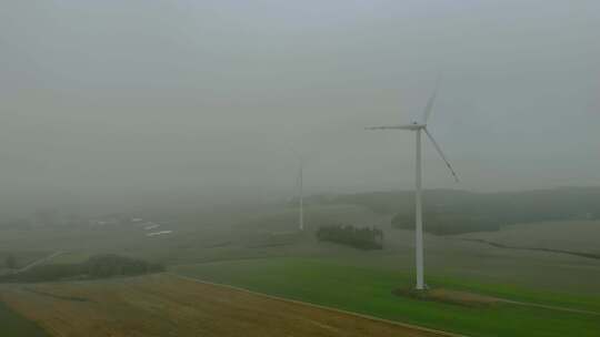 风力发电场雾蒙蒙的早晨视频素材模板下载