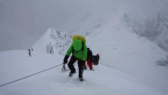 风雪中攀登四川贡嘎山区贡巴峰的登山者