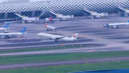 深圳机场起飞的东方航空客机