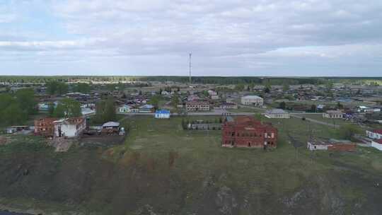 河岸上建筑物被毁的旧村庄鸟瞰图11