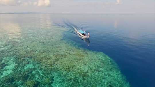 4k风景船在蓝色大海前行