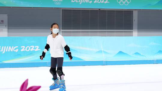 4K升格在国家速滑馆冰丝带练习滑冰的女孩视频素材模板下载