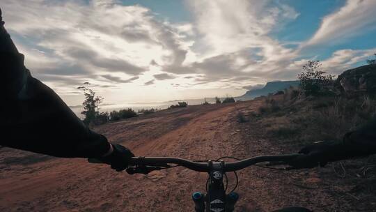 山地间骑行的骑手视频素材模板下载