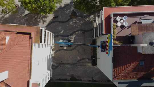 高架视角：无人机在充满活力的里斯本市两个