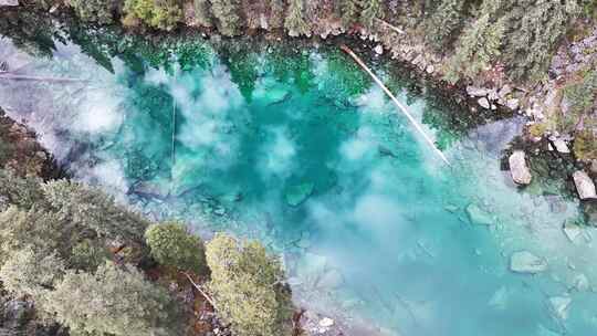 航拍四川甘孜措普沟风景区翡翠绿色的湖泊