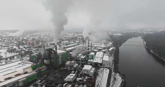 冬季工厂烟囱排放烟雾