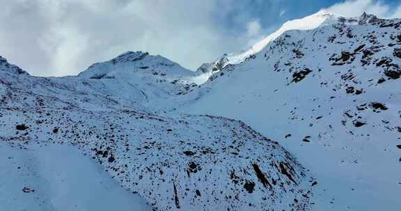 航拍川西岷山山脉小雪宝顶都日峰风光