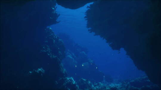 深蓝色大海的水下景观
