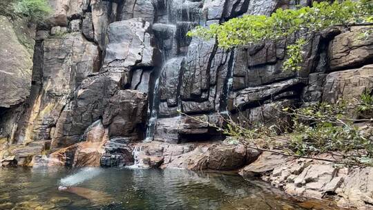 山体公园岩石流动的溪水和生态环境