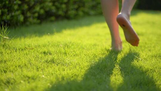 女孩赤脚在草地走路亲近大自然4k视频素材视频素材模板下载