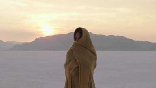 沙漠中行走的女人