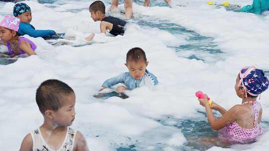 儿童打水仗戏水玩泡泡