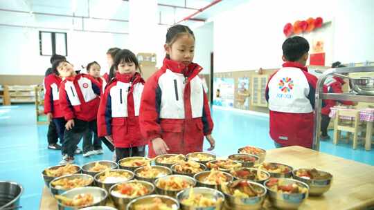 幼儿园孩子吃饭场景