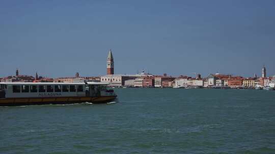 船只带着神奇的圣彼得堡经过威尼斯泻湖