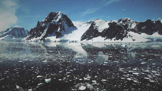 南极勒梅尔海峡水面无人机视图