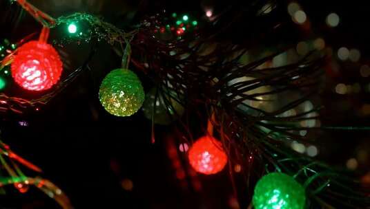 圣诞树上的彩色装饰灯