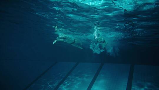游泳者在游泳池游泳的慢动作