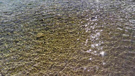 波光粼粼水面湖面透明水质清澈见底