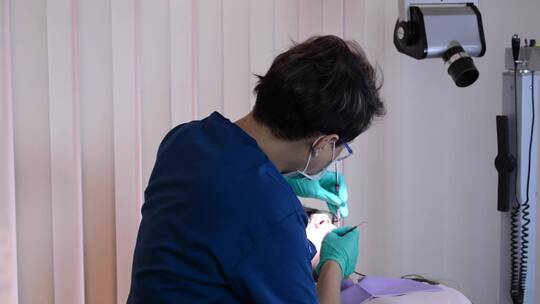 牙医在给病人看牙