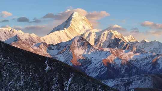 雪山日照金山贡嘎雪山冷嘎措航拍延时风景