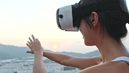 女人在户外用虚拟现实设备观看