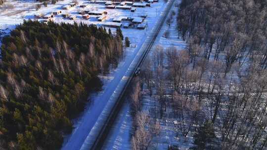 吊杆升降机卡车沿着穿过森林的道路行驶到村庄