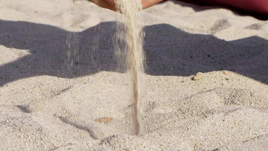 沙粒从手心坠落手捧沙沙子滑落洒落沙滩玩沙视频素材模板下载