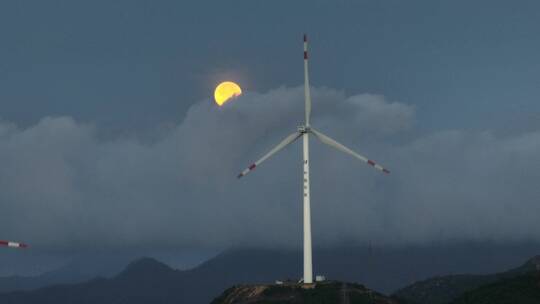 山上月亮风力发电云层视频素材模板下载