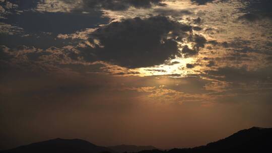 傍晚天空夕阳乌云遮日