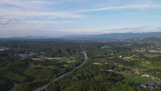 航拍山川丘陵高速公路