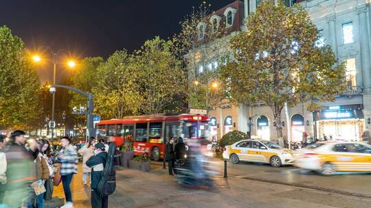 武汉江汉路夜景步行街商业街行人购物延时