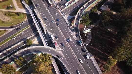 高空无人机在道路交通上空飞行。高速公路和立交桥，汽车和卡车，立交桥，