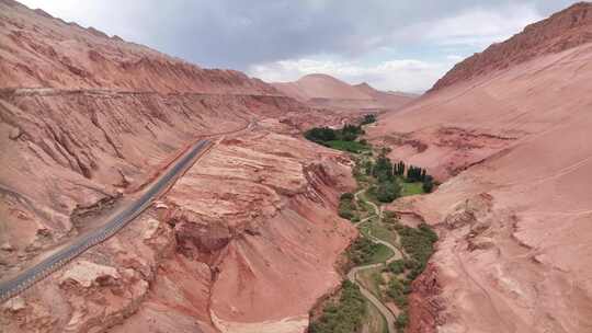 新疆吐鲁番火焰山木头沟河谷公路旅行风光