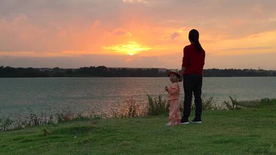 湖边亲子与日落