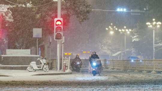 大雪中拍照的电动车车主