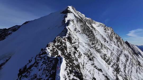 航拍四川岷山山脉雪宝顶雪山山脊上的登山队