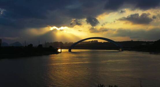 夕阳下的南宁大桥