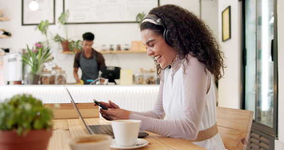 咖啡店社交媒体或互联网上的耳机、笔记本电