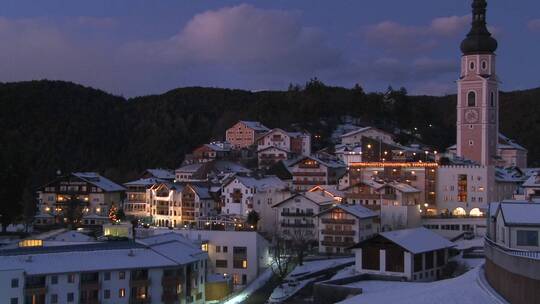 积雪覆盖的村庄夜景