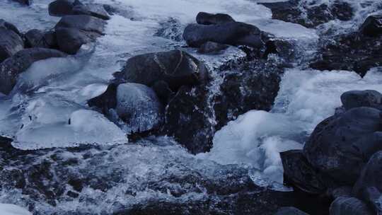 冰雪流水特写镜头